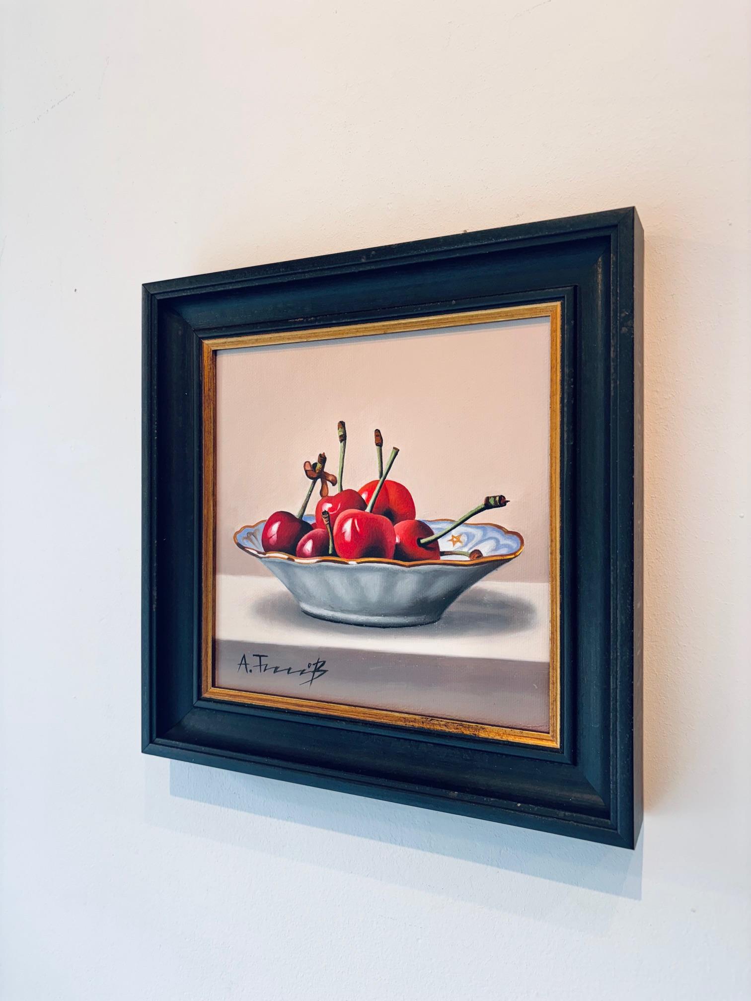 Questa opera d'arte elegantemente incorniciata è attualmente in mostra e disponibile per la vendita presso la Signet Contemporary Art Gallery e online.

Una visione di delicatezza e raffinatezza, Cherries in a Saucer cattura la lussureggiante