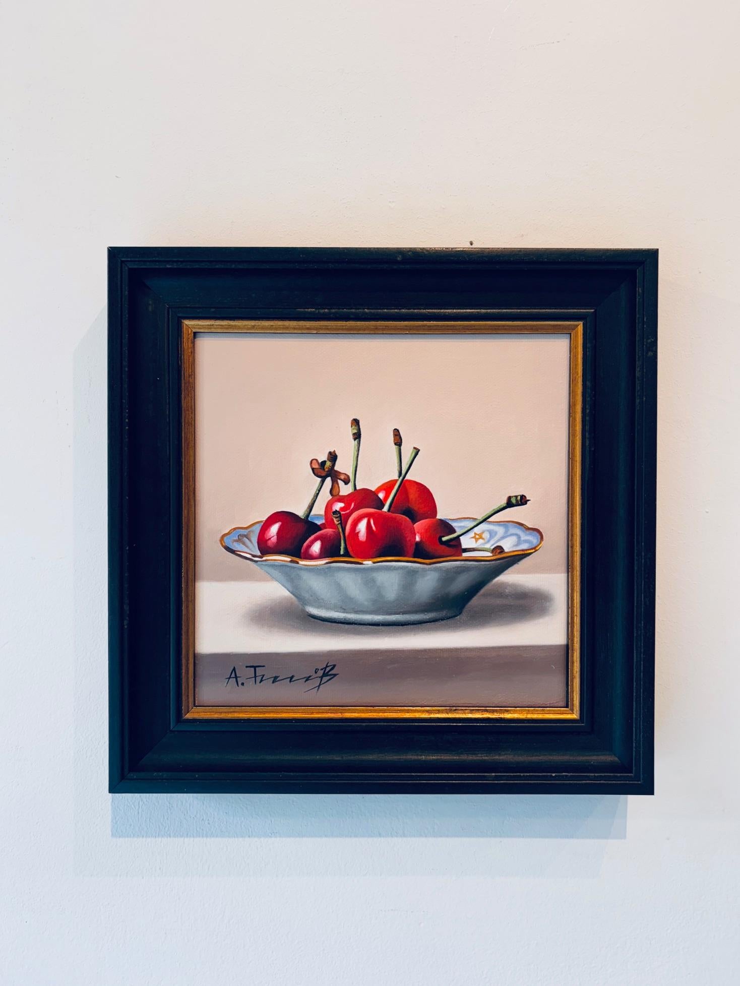Ciliegie in un piattino - pittura ad olio di natura morta originale e realistica - arte contemporanea in vendita 1