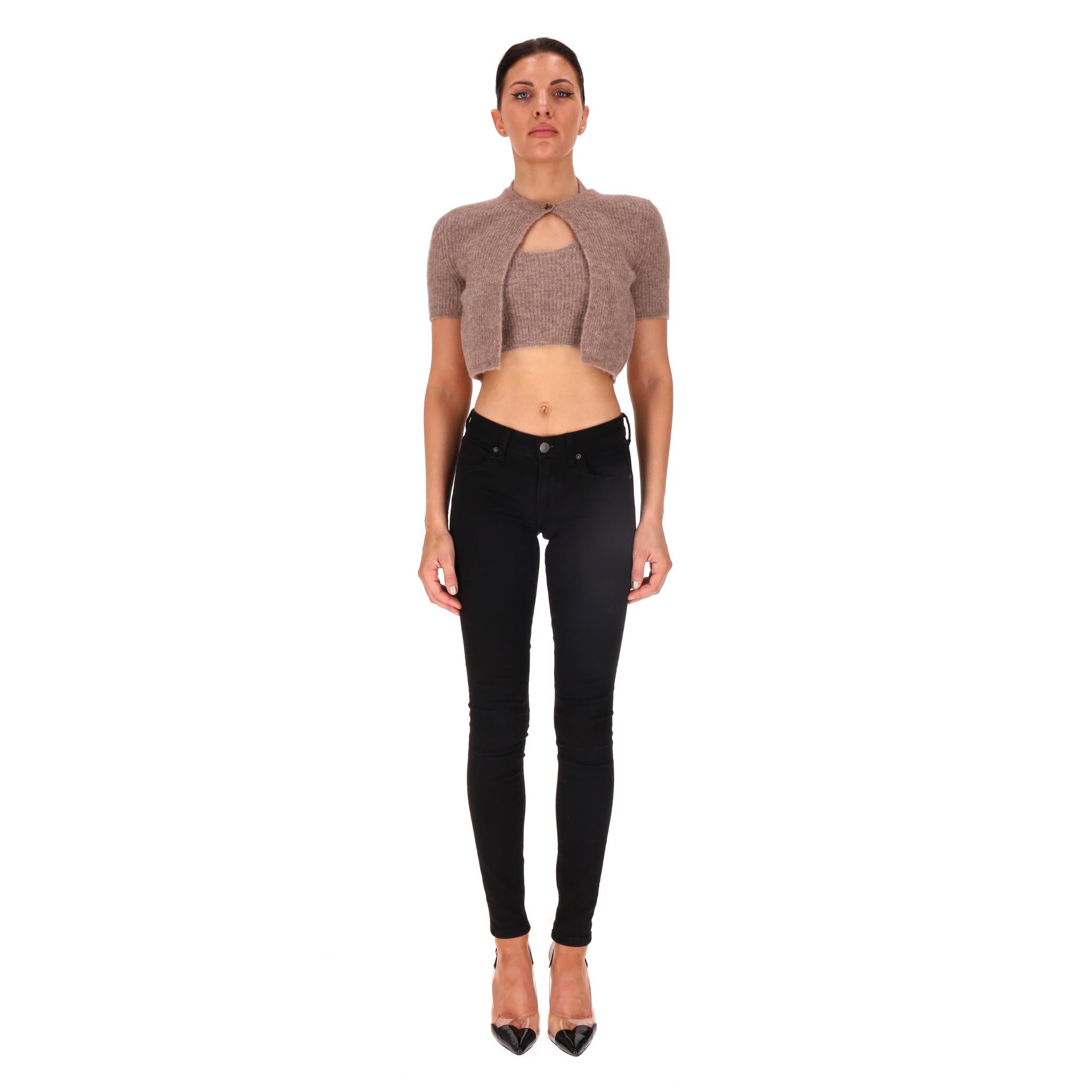 Brand New - Alexander Wang Alpaca Blend Cropped Twin-Set Cardigan

Beige twin-set crafted from alpaca blend and designed with a short-sleeved cropped cardigan with a built-in halter top.

Single button fastening to the top.

Rrp Approx. £230

Size –