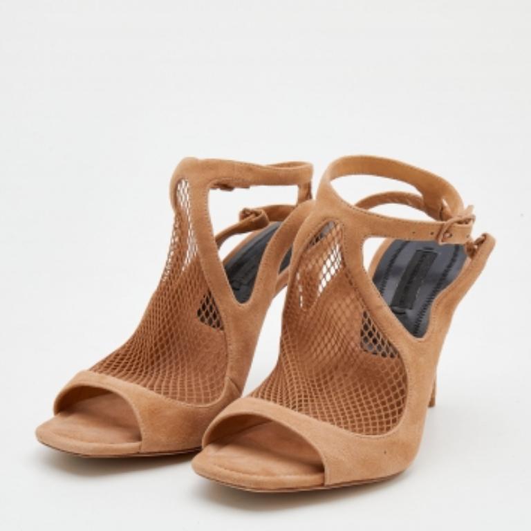 Feel like a chic fashionista in these beige Alexander Wang sandals. They are crafted from suede and fishnet with open toes. The ankle-strap sandals will look amazing with a simple top and skinny jeans.