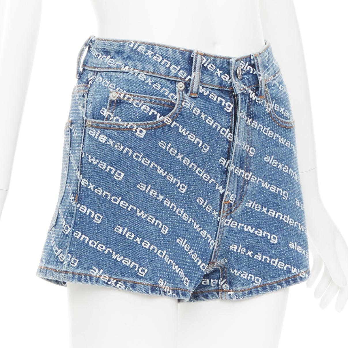 ALEXANDER WANG Bite mini shorts de tela vaquera azul con logotipo de pedrería y cristales 25 Azul en venta
