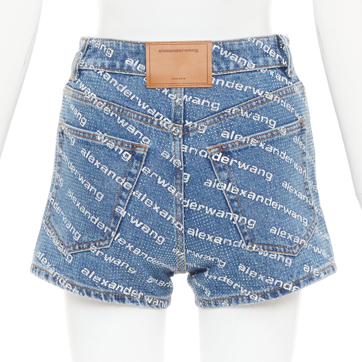 De las mujeres ALEXANDER WANG Bite mini shorts de tela vaquera azul con logotipo de pedrería y cristales 25 en venta