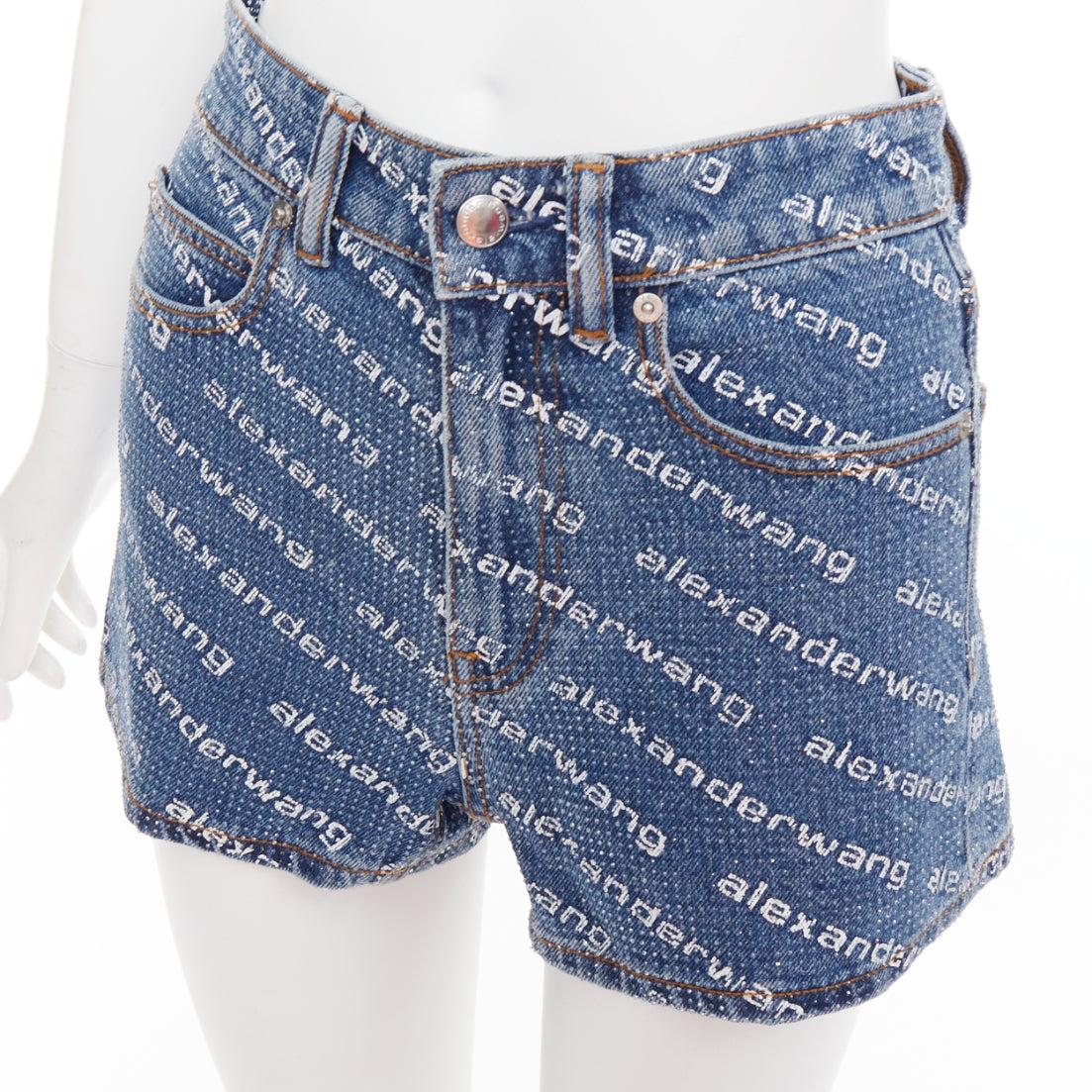 ALEXANDER WANG Bite mini shorts de tela vaquera azul con logotipo de pedrería y cristales 25 en venta 2