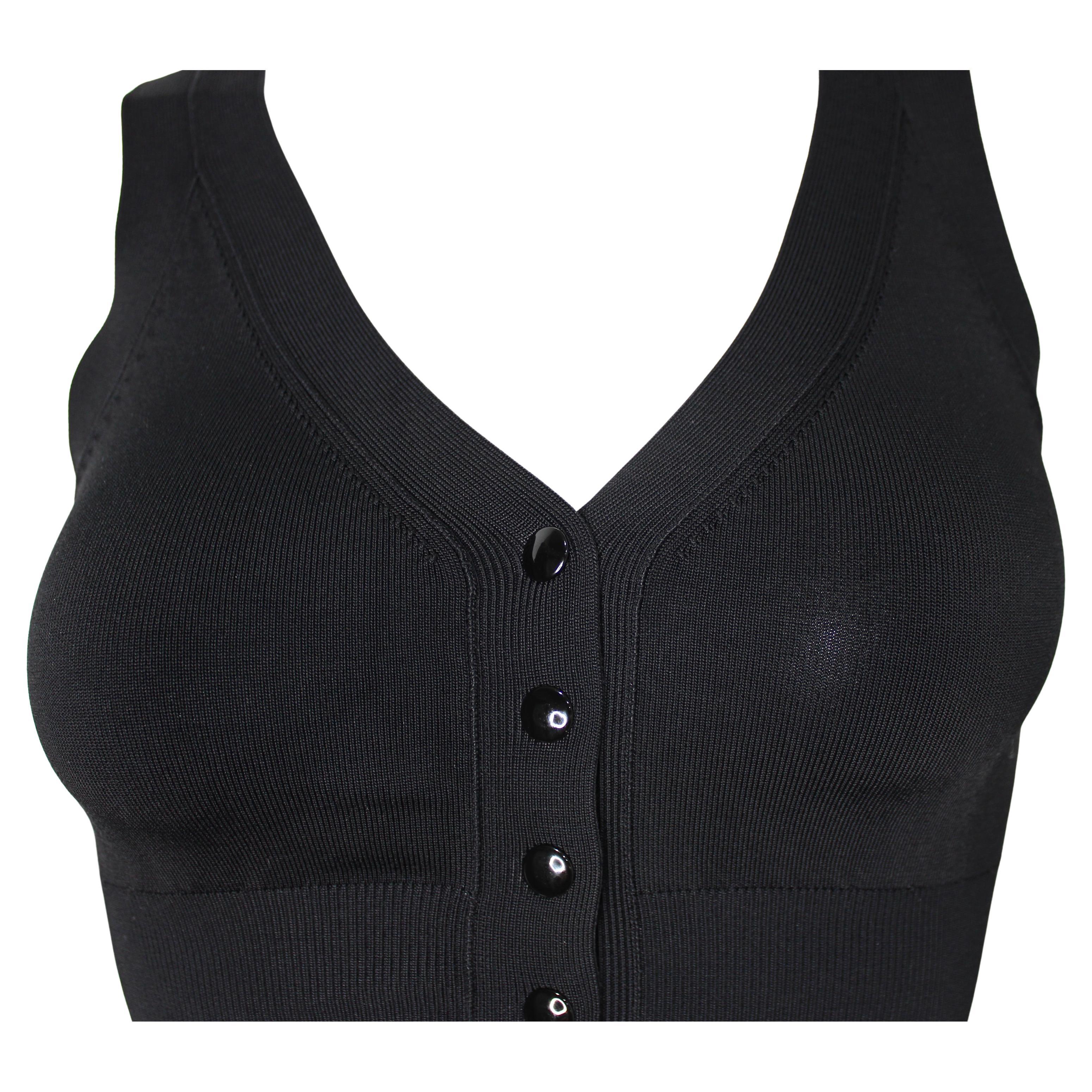 Le haut sans manches à col en V et boutonné d'Alexander Wang dégage une sophistication moderne grâce à son design minimaliste et avant-gardiste. Fabrice en tissu texturé légèrement côtelé et subtilement extensible, ce haut allie confort et