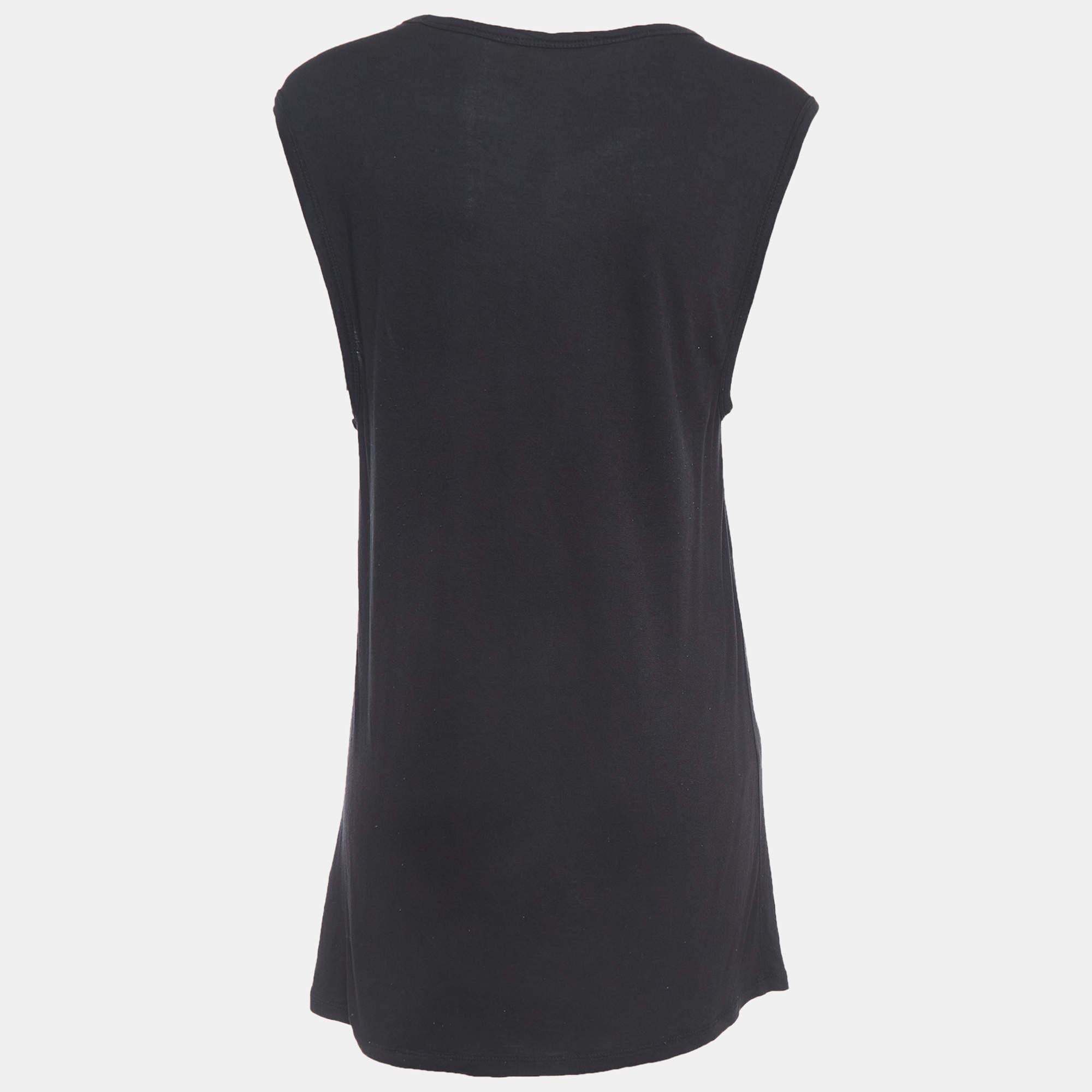 Careful tailoring, quality materials, and elegant cuts make this designer top a piece to cherish! It comes in a classic design to be easy to style.