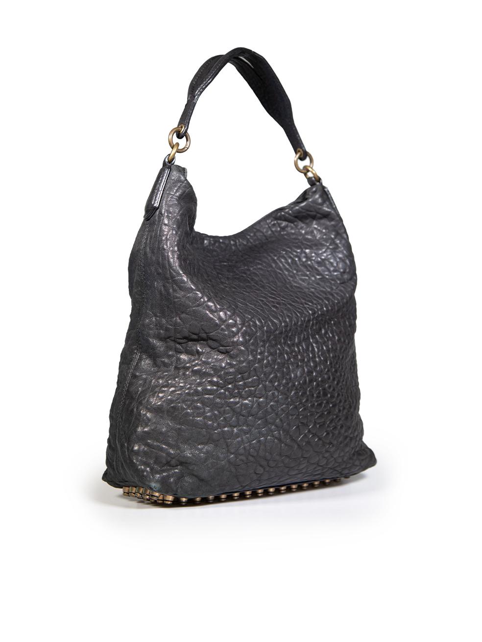 El ESTADO es Muy bueno. La bolsa presenta un desgaste mínimo. Desgaste mínimo en el exterior de piel, ligera decoloración en la parte delantera del bolso, desgaste general en las esquinas del bolso y deslustre de los herrajes del asa en este