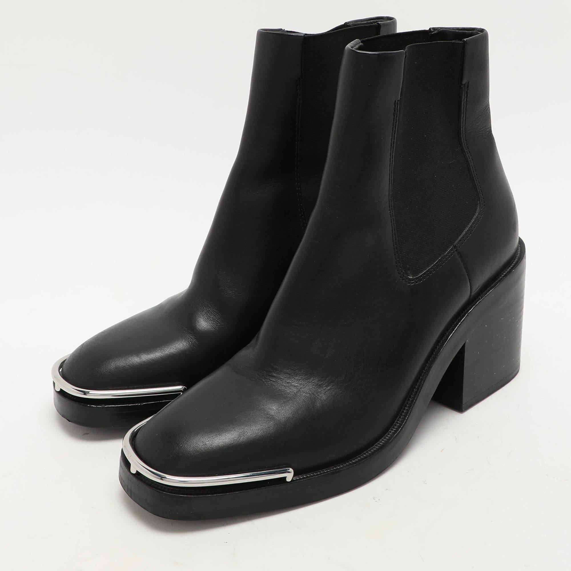 Estos botines de piel negra Alexander Wang son un compañero de estilo fiable. La forma clásica  detalles limpios  y los tacones en bloque los hacen perfectos para el otoño y más allá.
