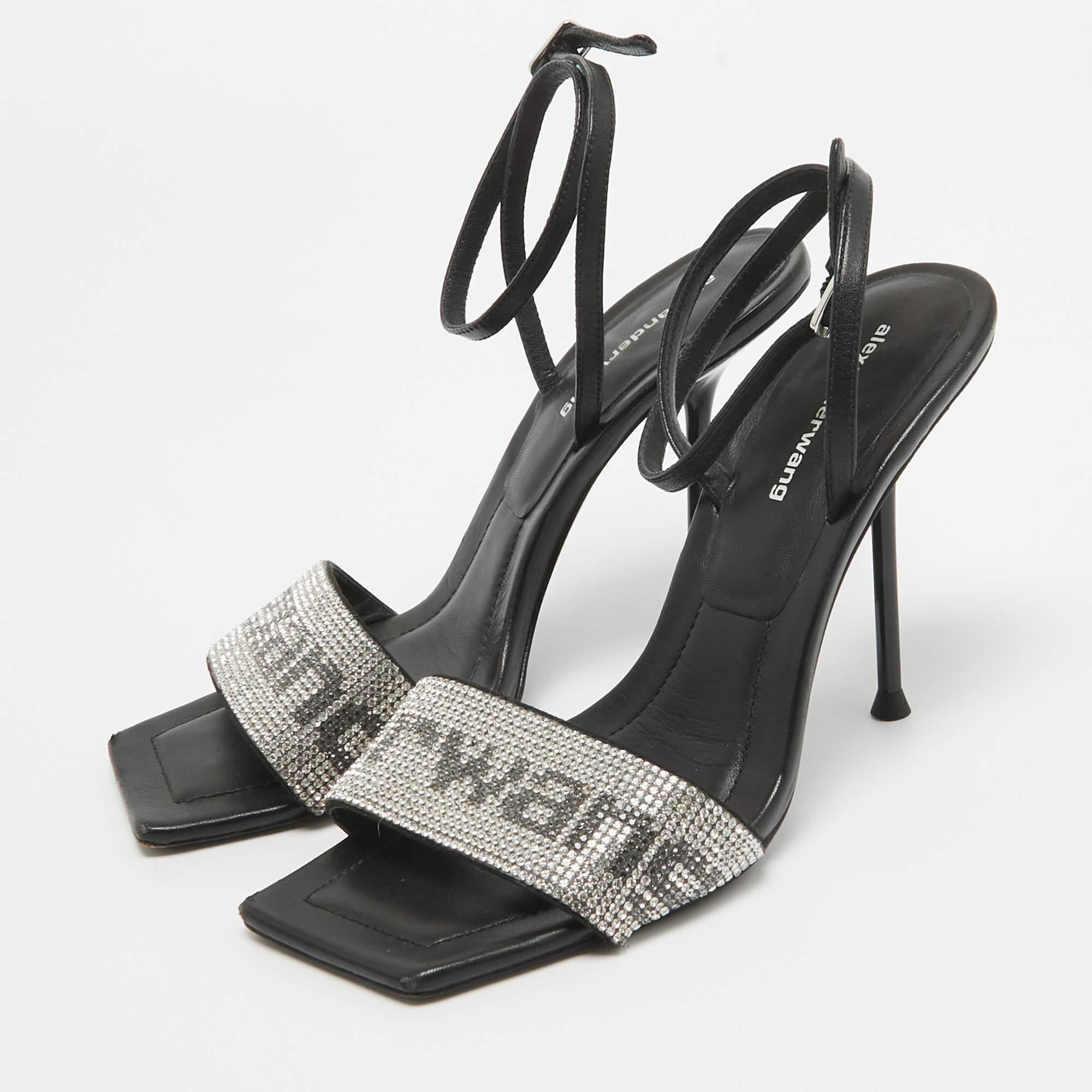 These sandals will frame your feet in an elegant manner. Crafted from quality materials they display a classy design and comfortable insoles.
