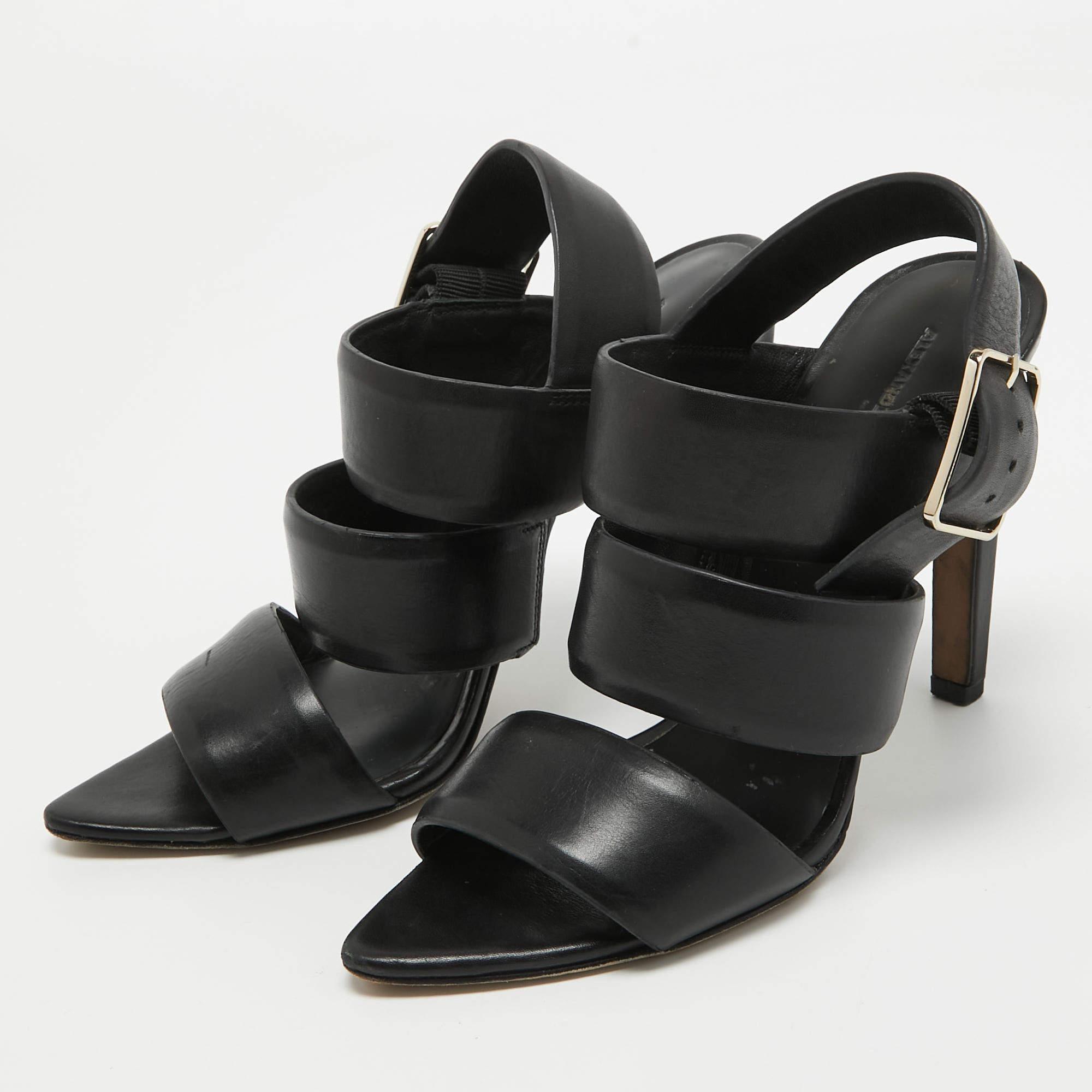 These sandals will frame your feet in an elegant manner. Crafted from quality materials they display a classy design and comfortable insoles.