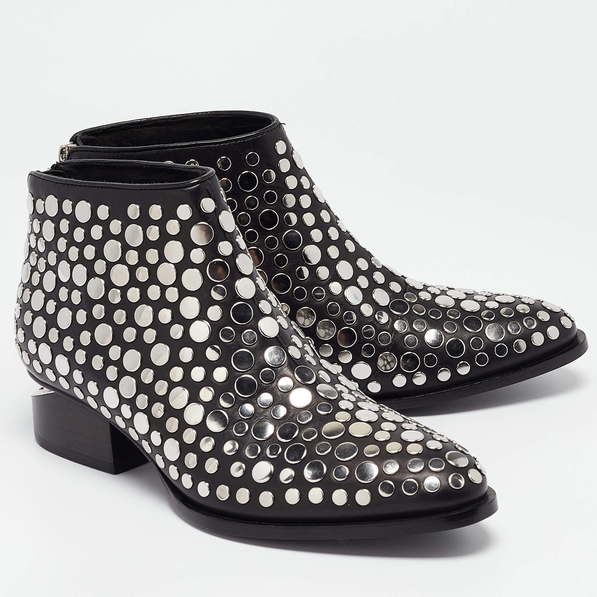 Alexander Wang - Bottines en cuir noir clouté Gabis - Taille 36,5 Neuf - En vente à Dubai, Al Qouz 2