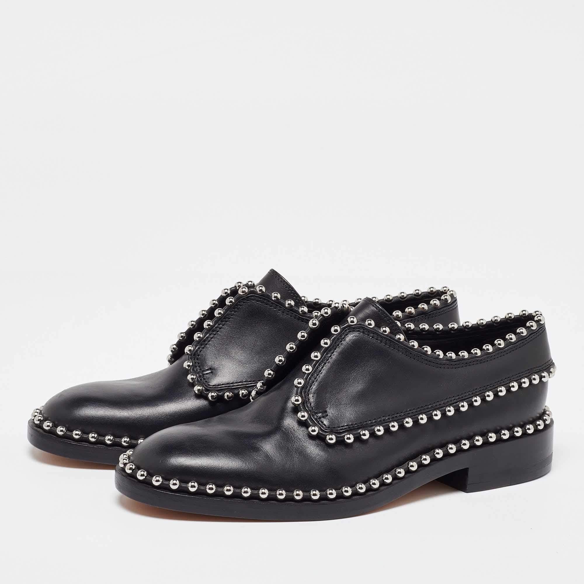 Fai una dichiarazione con queste scarpe derby da donna di Alexander Wang. Realizzate in modo impeccabile, queste scarpe con borchie offrono sia moda che comfort, elevando il tuo look a ogni passo.