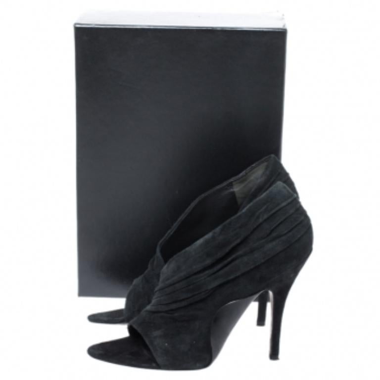 These suede sandals will make you look confident and uber-stylish. Lined with strong and durable leather, these sandals are perfect for any season. Designed by Alexander Wang, they feature open toes and 11.5 cm heels.