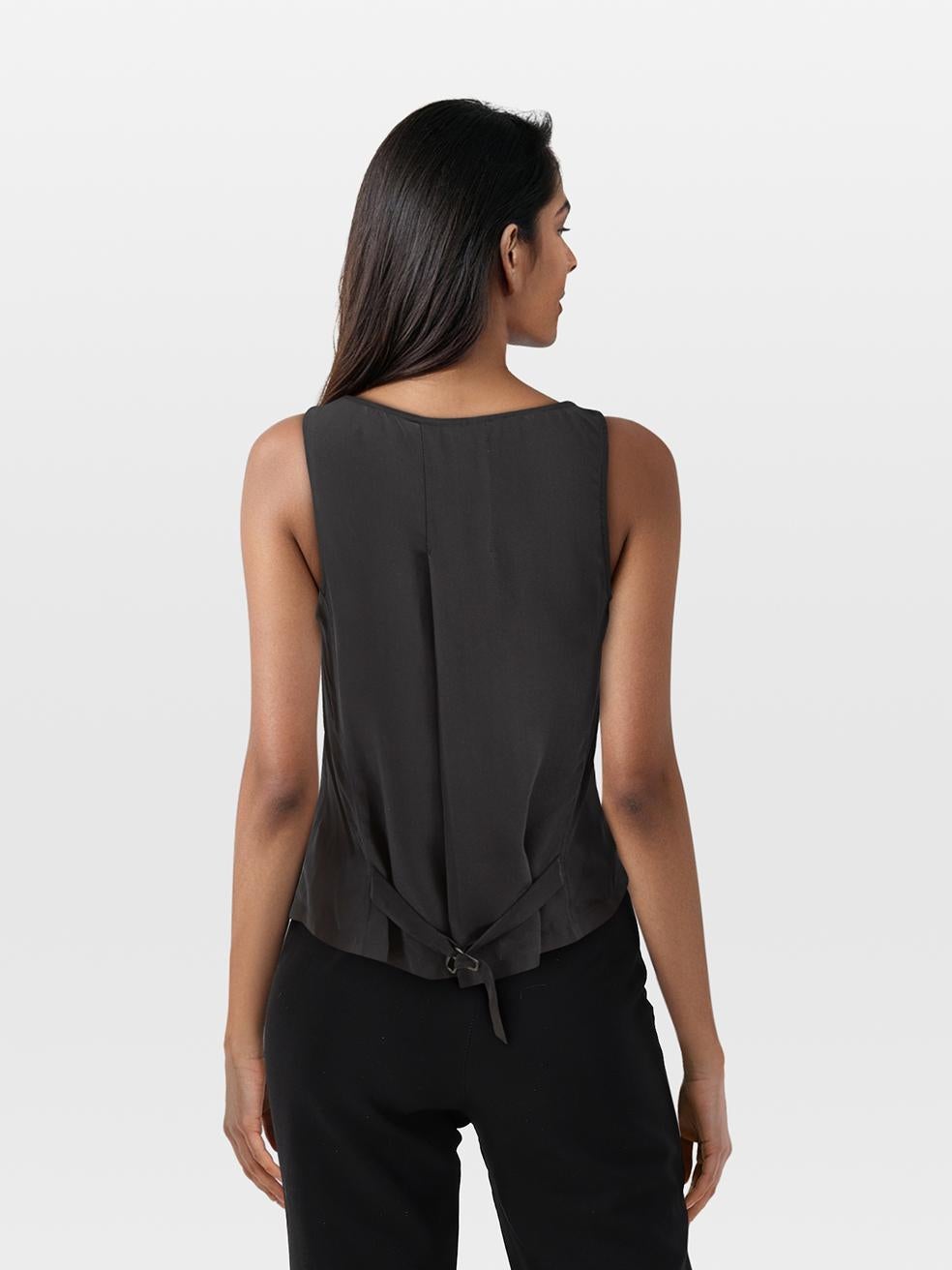 CONDIZIONE: molto buona. L'usura della parte superiore è minima. Usura minima al giromanica con scolorimento su questo articolo usato di rivendita di Alexander Wang.
 

 

 

 Dettagli
 

 

 Nero
 

 Seta
 

 Canotta
 

 Orlo asimmetrico alto e