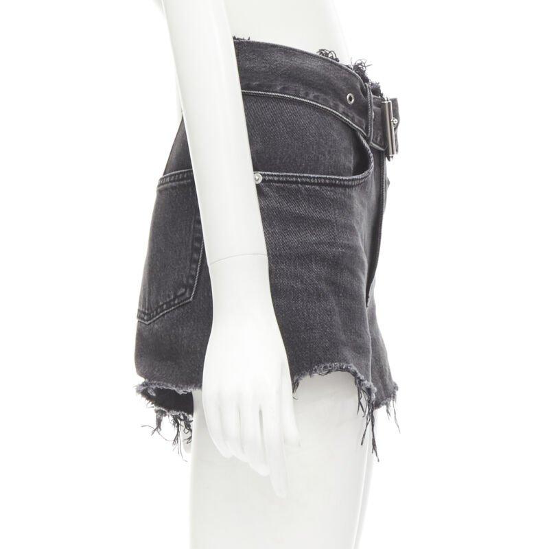 ALEXANDER WANG - Short effiloché en denim noir lavé avec boucle argentée 24