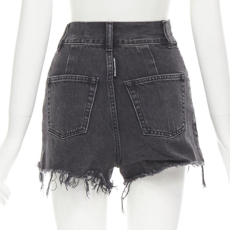 ALEXANDER WANG - Short effiloché en denim noir lavé avec boucle argentée 24
