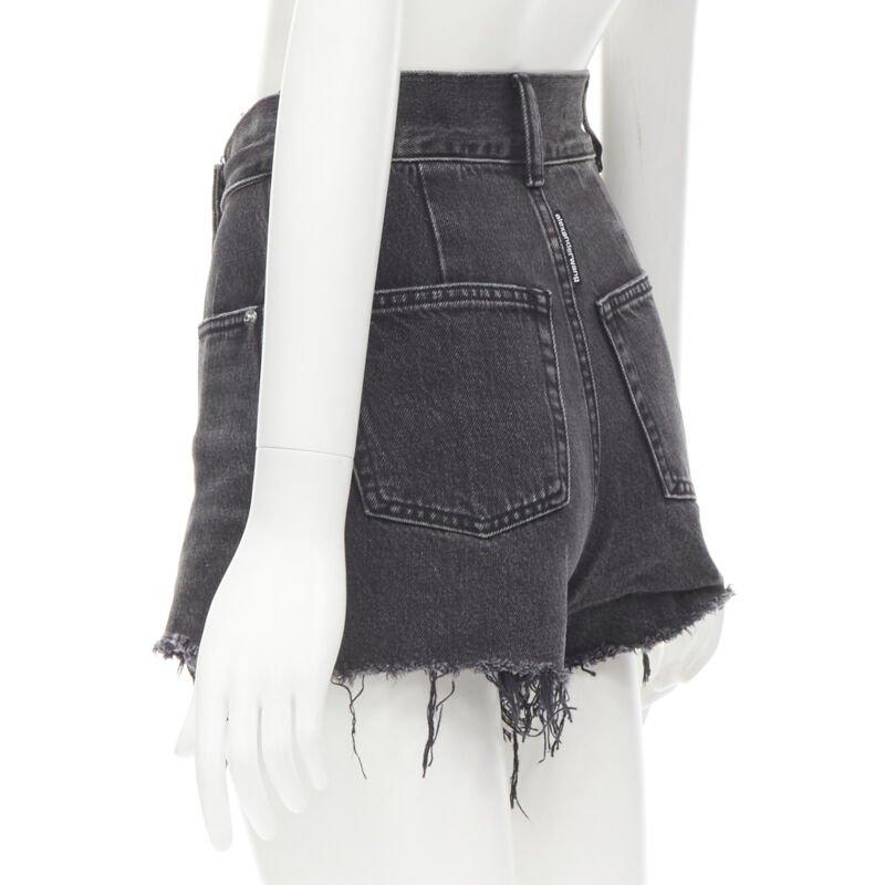 ALEXANDER WANG - Short effiloché en denim noir lavé avec boucle argentée 24