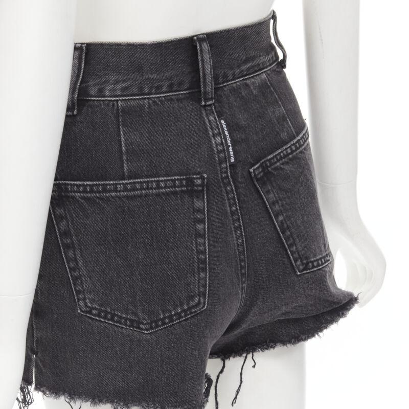 ALEXANDER WANG - Short effiloché en denim noir lavé avec boucle argentée 24