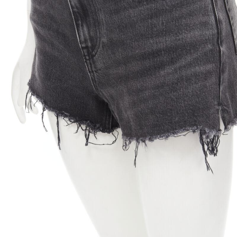 ALEXANDER WANG - Short effiloché en denim noir lavé avec boucle argentée 24