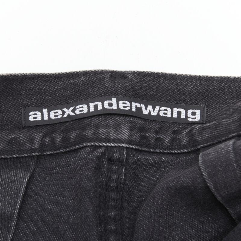 ALEXANDER WANG - Short effiloché en denim noir lavé avec boucle argentée 24