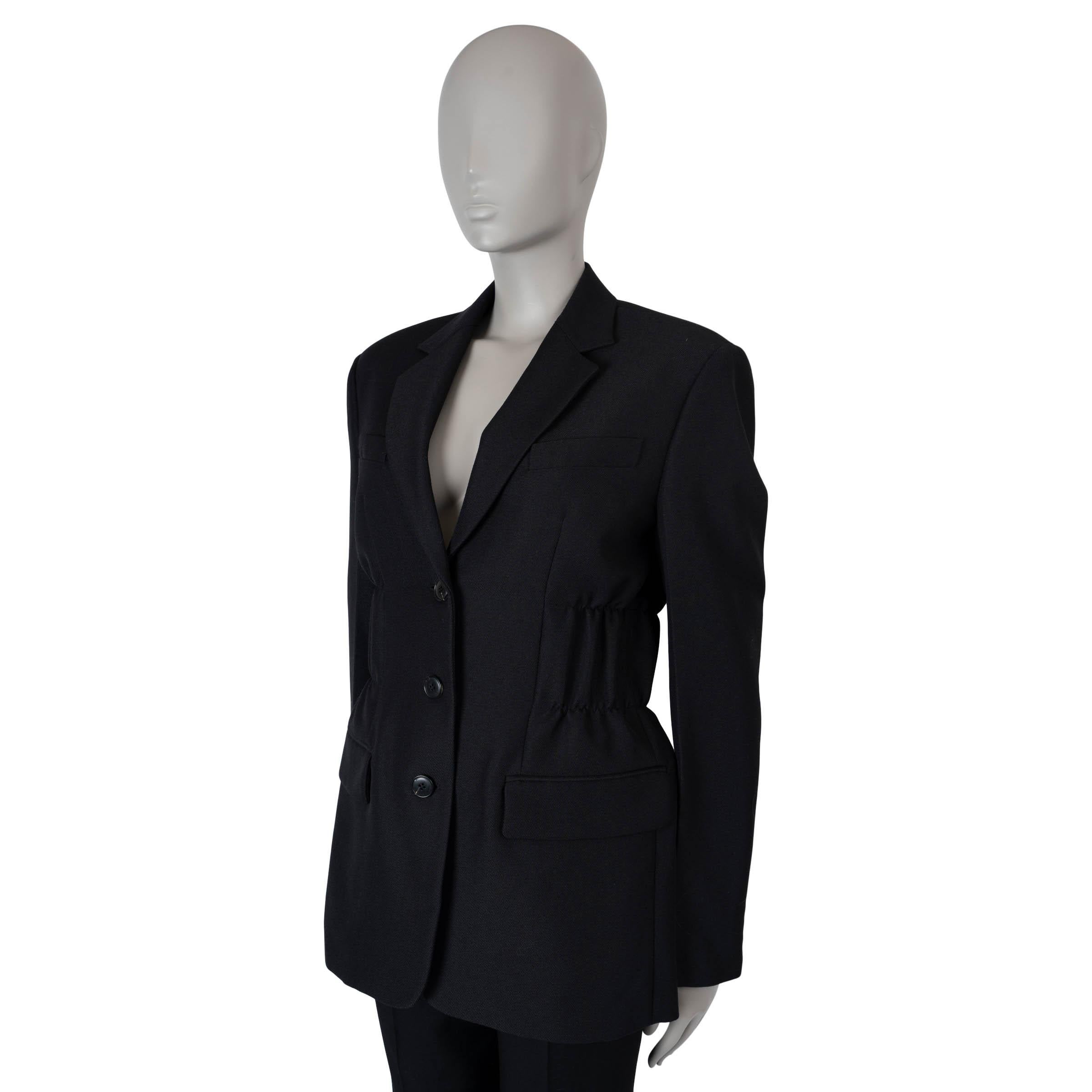 Questo blazer 100% autentico di Alexander Wang è realizzato in twill nero di lana (65%) e poliestere (35%) e offre un look strutturato e moderno. Presenta una silhouette sartoriale con vita aderente, spalle imbottite, rever a specchio, elastico in