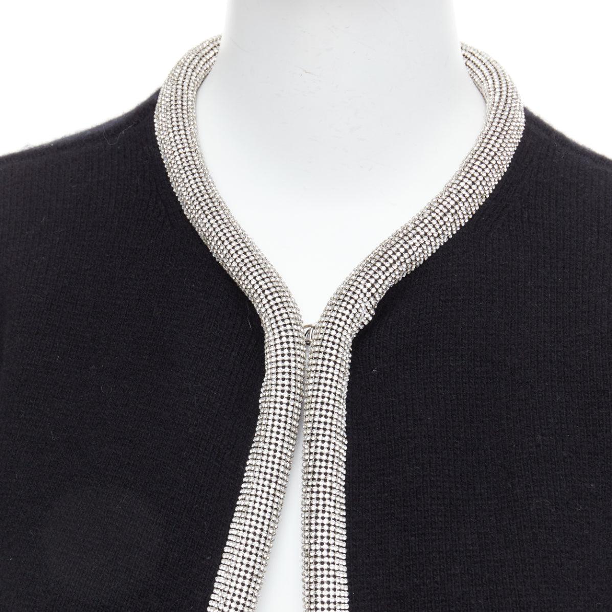 ALEXANDER WANG - Cardigan court en laine noire mélangée au cachemire et cordon de cristal S
Référence : KNLM/A00407
Marque : Alexander Wang
Designer : Alexander Wang
MATERIAL : Laine, Cachemire, Mélange
Couleur : noir, argent
Motif :