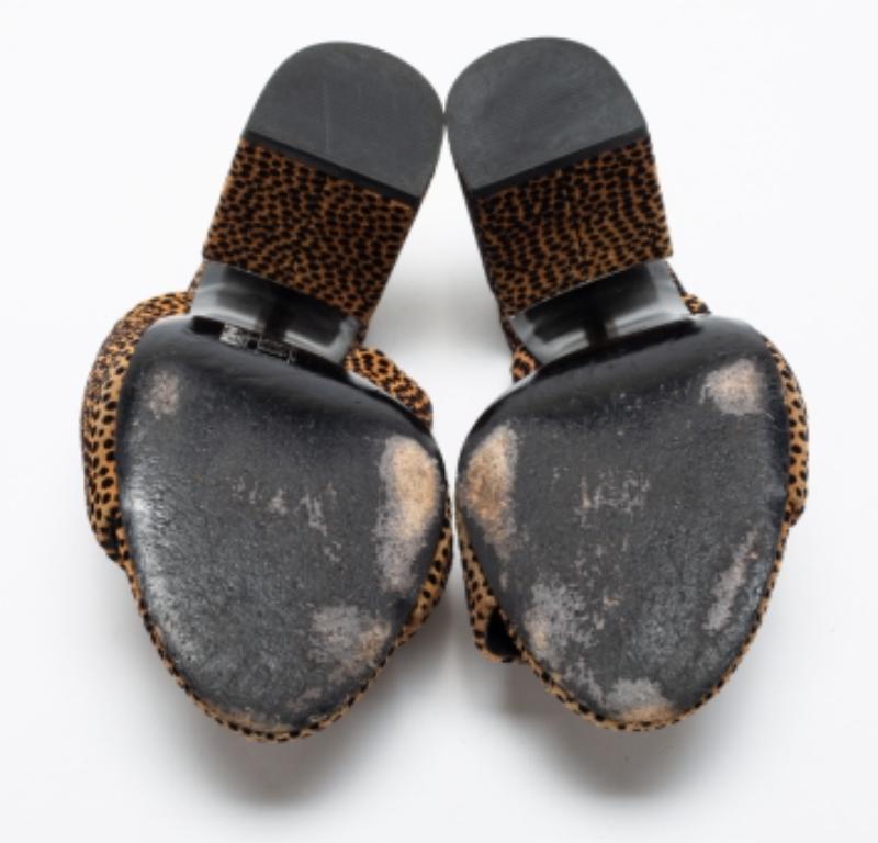 Los tacones en bloque de diseño exclusivo hacen que estas mules de Alexander Wang sean distintas y llamativas. Fabricados en ante con estampado animal, llevan una tira ancha en la parte superior, puntera abierta y plantilla de piel.