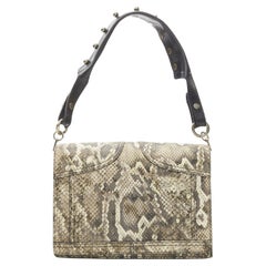 Sac à bandoulière à rabat en cuir écaillé marron avec lanière cloutée noire ALEXANDER WANG