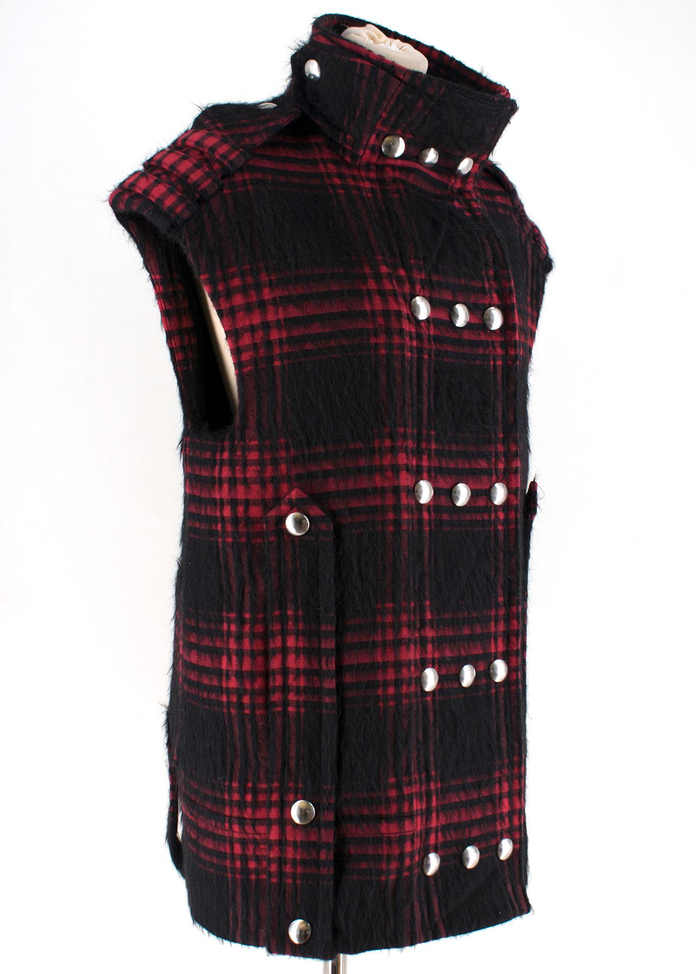 Alexander Wang Buffalo Plaid Brushed Wool Vest

Virgin wool & Alpaca blend
button closure;
neck button closure;

lining: 60% polyester 15% wool 10% rayon 10% acetate 5% cotton;

Please note, these items are pre-owned and may show signs of being