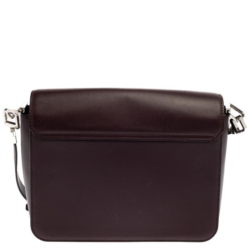 Every modern-day wardrobe needs an Alexander Wang bag like this. Simple and polished with a contemporary edge, this bag stands out with its structured shape. Crafted from leather, it comes with an envelope flap that opens to a fabric-lined interior
