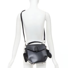ALEXANDER WANG Devere Schwarze Tasche mit geometrischem Strukturmuster und Kaninchenfellbesatz