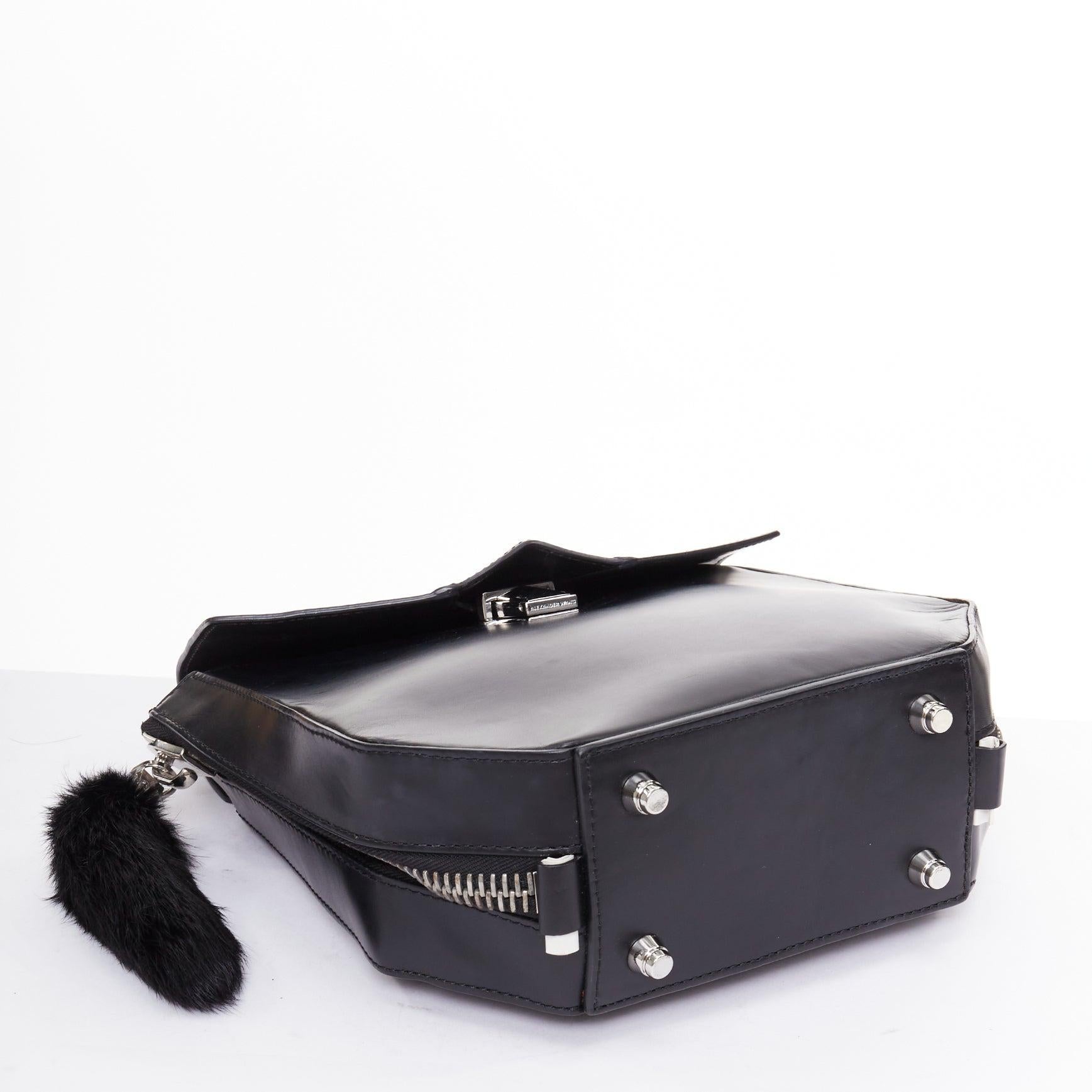 ALEXANDER WANG Devere Schwarze Tasche mit geometrischem Strukturmuster und Kaninchenfellbesatz im Angebot 2