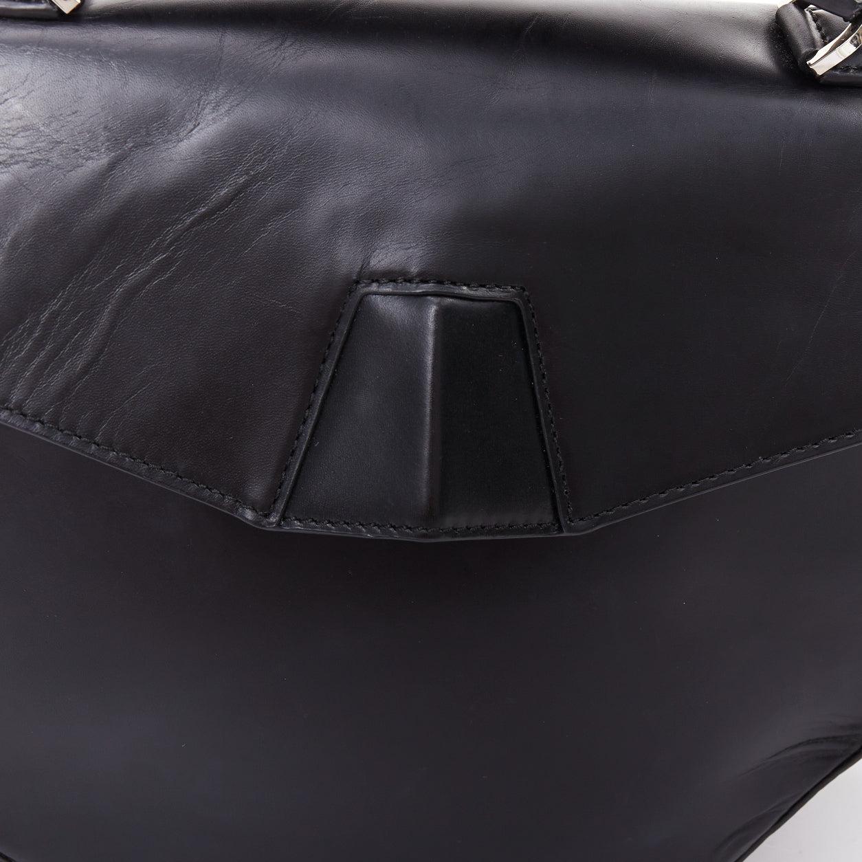 ALEXANDER WANG Devere Schwarze Tasche mit geometrischem Strukturmuster und Kaninchenfellbesatz im Angebot 3