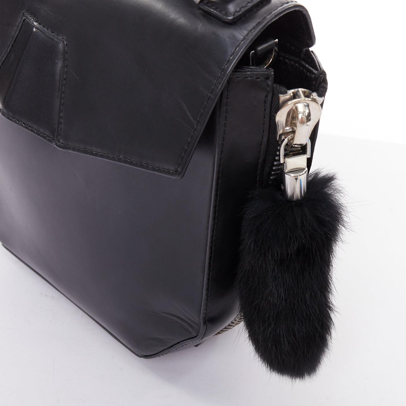 ALEXANDER WANG Devere Schwarze Tasche mit geometrischem Strukturmuster und Kaninchenfellbesatz im Angebot 4