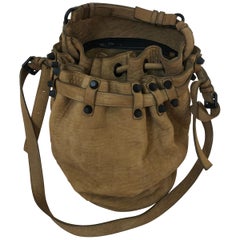 Alexander Wang - Sac seau en daim clouté « Diego » en taupe/camel avec sac à poussière
