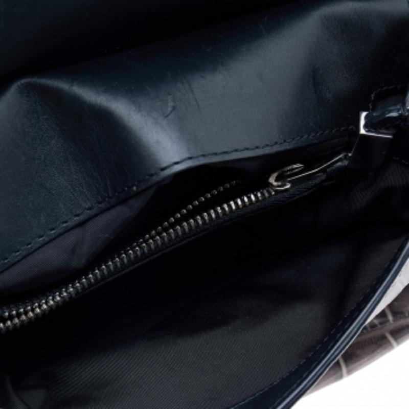 Habillé d'une jolie teinte grise et noire, ce sac Alexander Wang est réalisé en cuir gaufré au crocodile et a été conçu pour impressionner. Le rabat ferme un intérieur de bonne taille doté d'une poche zippée et le sac est muni d'une bandoulière.