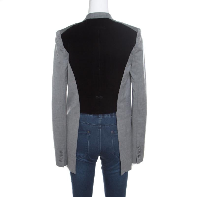 Alexander Wang has impressed us time and again with its chic creations and this blazer is no exception! The grey creation is made of a blend of fabrics and features an open front design. It flaunts twin flap pockets on the front and long sleeves.