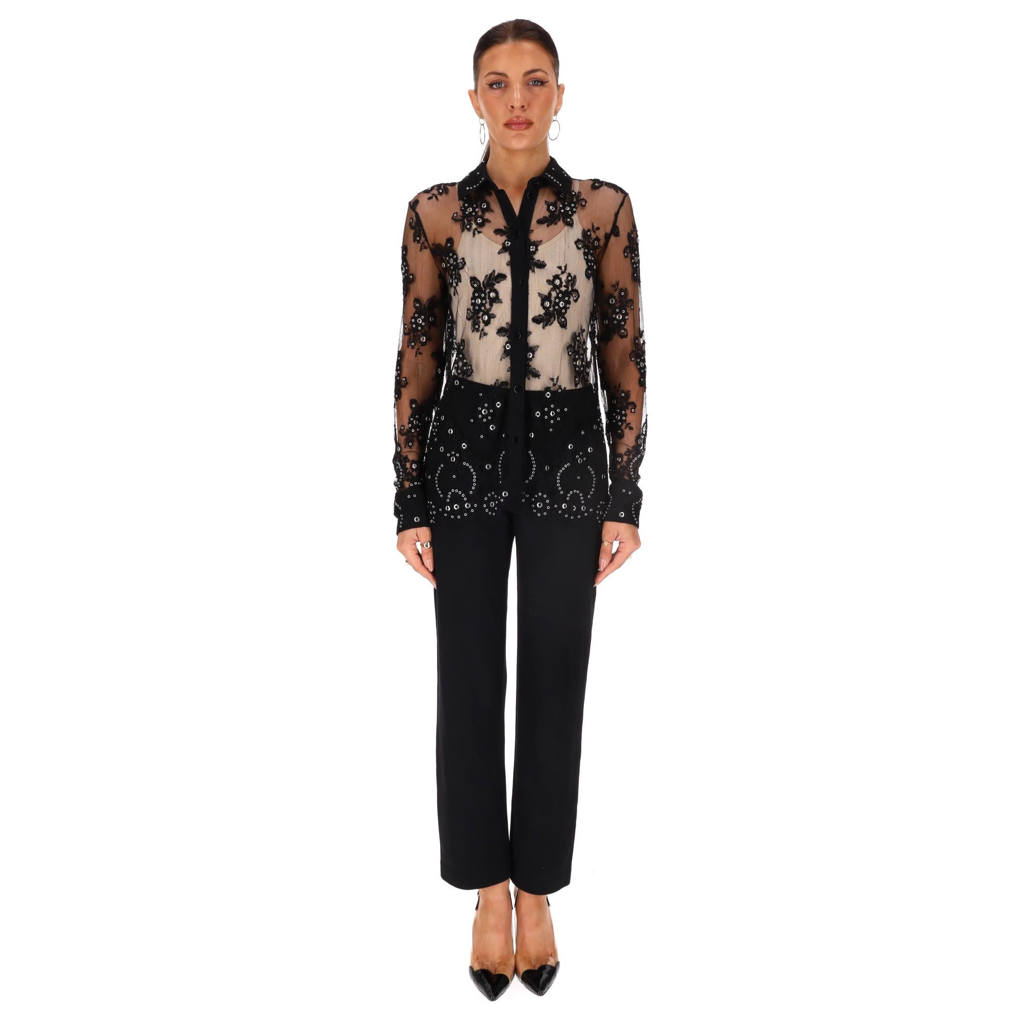 Alexander Wang Bluse mit Spitze und Ösen

Schwarze Spitzenbluse aus einer Baumwollmischung mit zartem Blumenmuster und auffälligen Ösendetails.

Mit klassischem Kragen, Knopfleiste vorne, langen Ärmeln mit geknöpften Manschetten, durchsichtiger