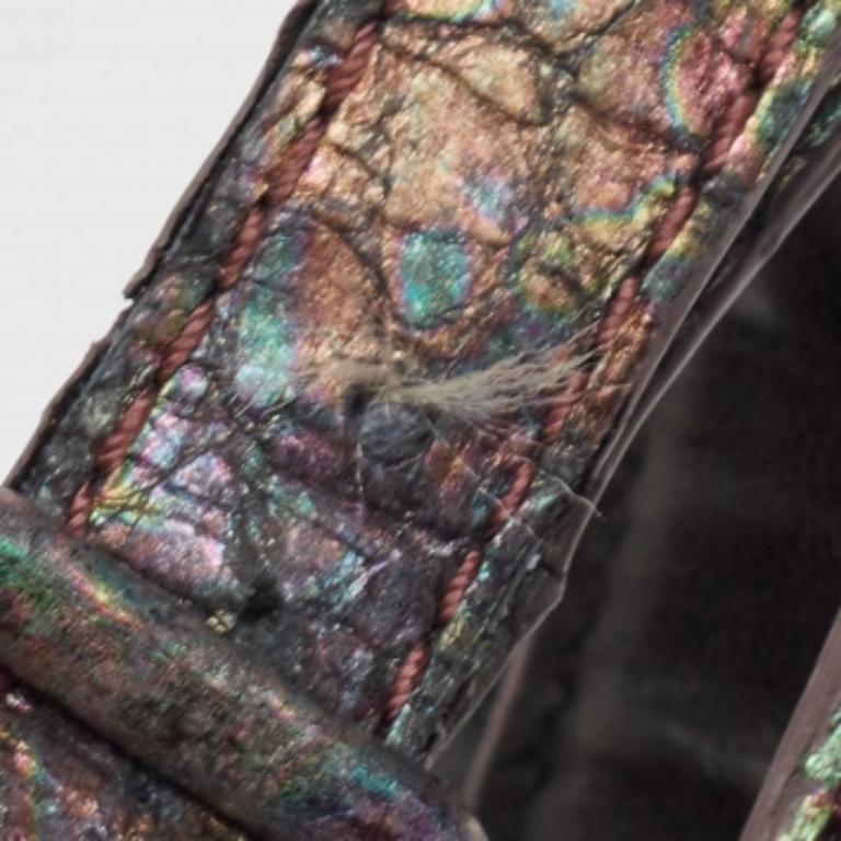 Exhibe un estilo elegante con este par de zapatos de salón. Estos elegantes zapatos están fabricados con materiales de calidad. Llevan suelas duraderas y tacones elegantes.