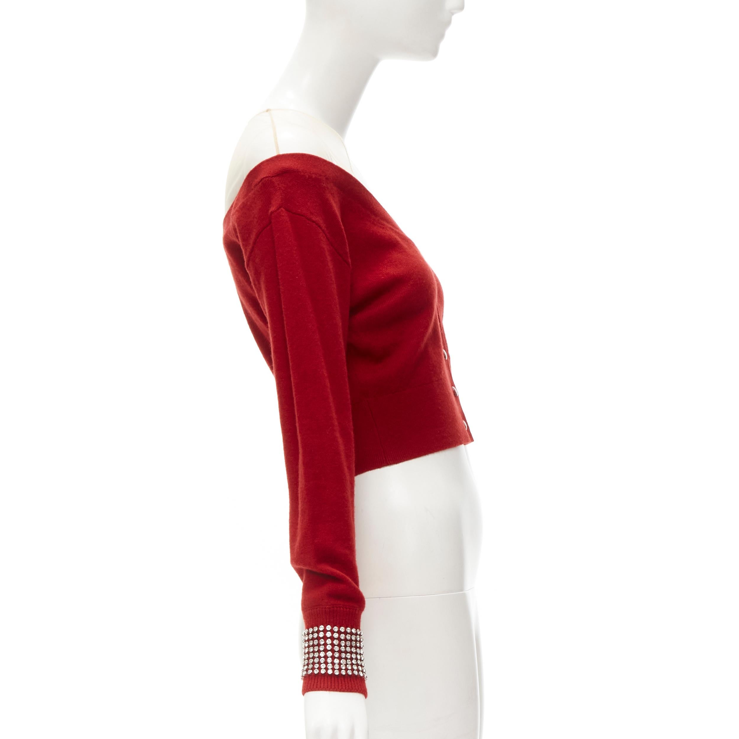 ALEXANDER WANG - Cardigan à poignets de cristaux en maille nude rouge à épaules décalées S Pour femmes en vente
