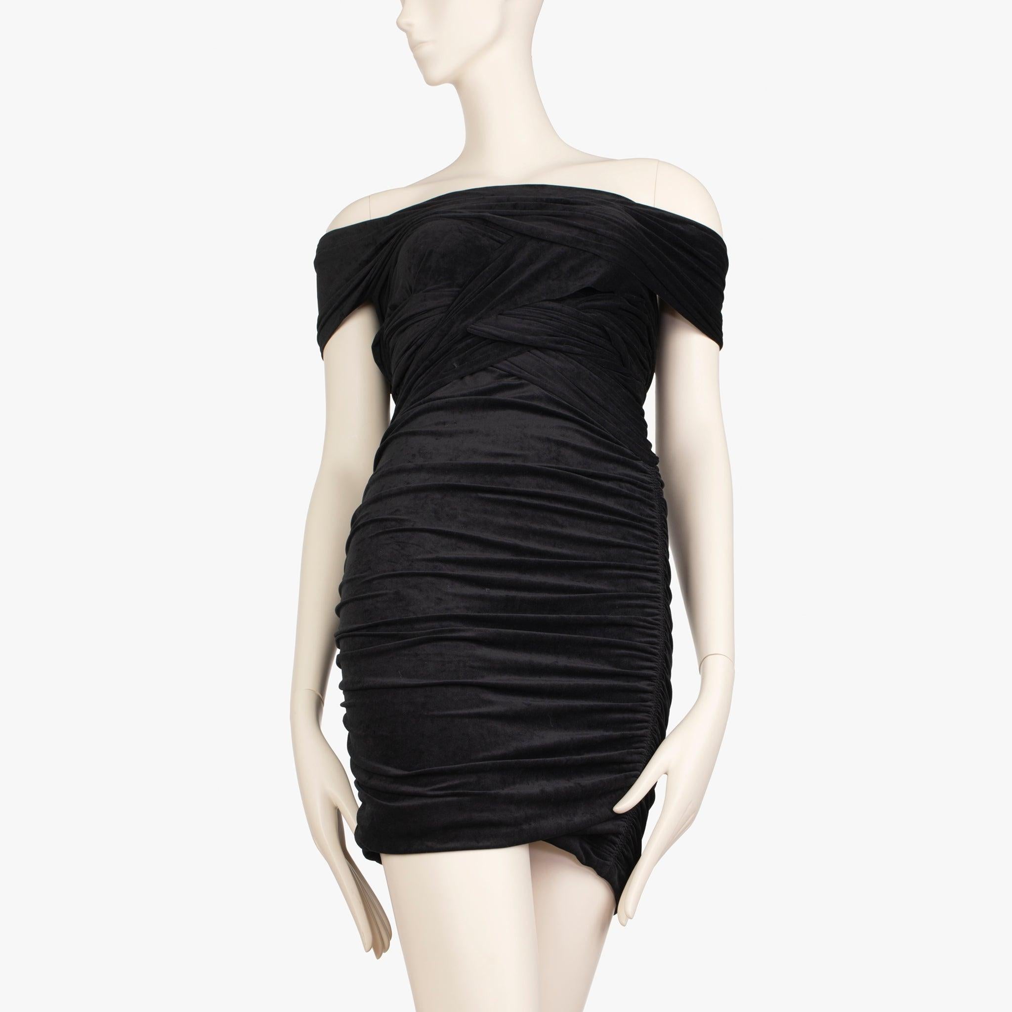 Cette mini robe Alexander Wang est le reflet de l'équilibre entre le côté urbain et l'allure féminine propre au Label. Conçue en tissu extensible noir et dotée d'une encolure dégagée, la silhouette est définie par des ruchés et des fronces complexes
