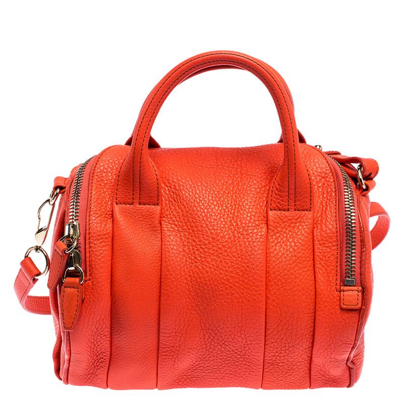 Diese gut strukturierte und stilvolle Tasche von Alexander Wang verdient es:: Ihnen zu gehören. Sie ist aus Leder gefertigt und mit zwei Henkeln und einer Innenseite aus Stoff ausgestattet:: die genügend Platz für Ihre wichtigsten Utensilien bietet.