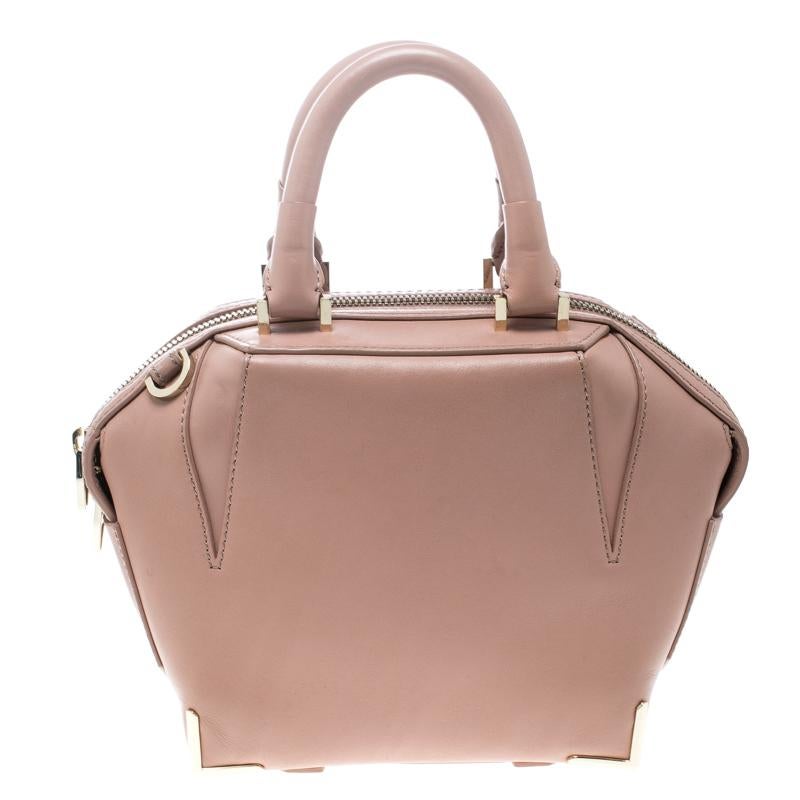 This mini Emile crossbody bag from Alexander Wang is simply stunning! It has been crafted from leather in a lovely peach shade and flaunts a chic silhouette. Along with its neat stitching, it features dual rolled top handles, a detachable shoulder