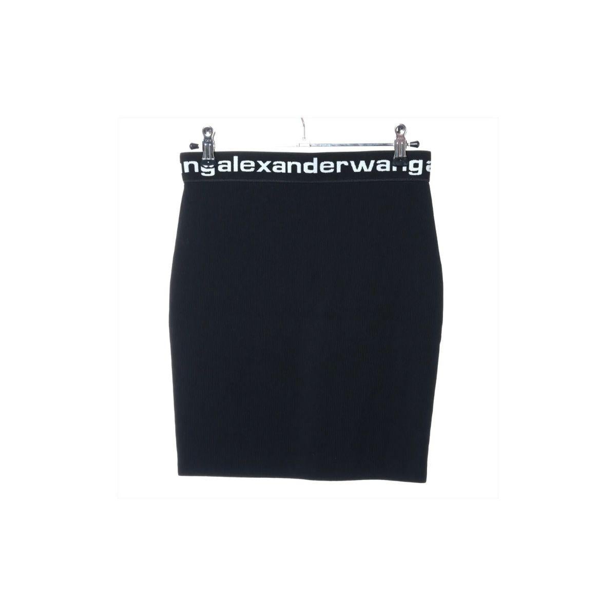 Der Alexander Wang Rayon Rock in Schwarz zeichnet sich durch ein schlichtes, minimalistisches Design aus, das durch die charakteristische Streetwear-Ästhetik der Marke aufgewertet wird. Der Rock ist aus weicher, fließender Viskose gefertigt, fühlt