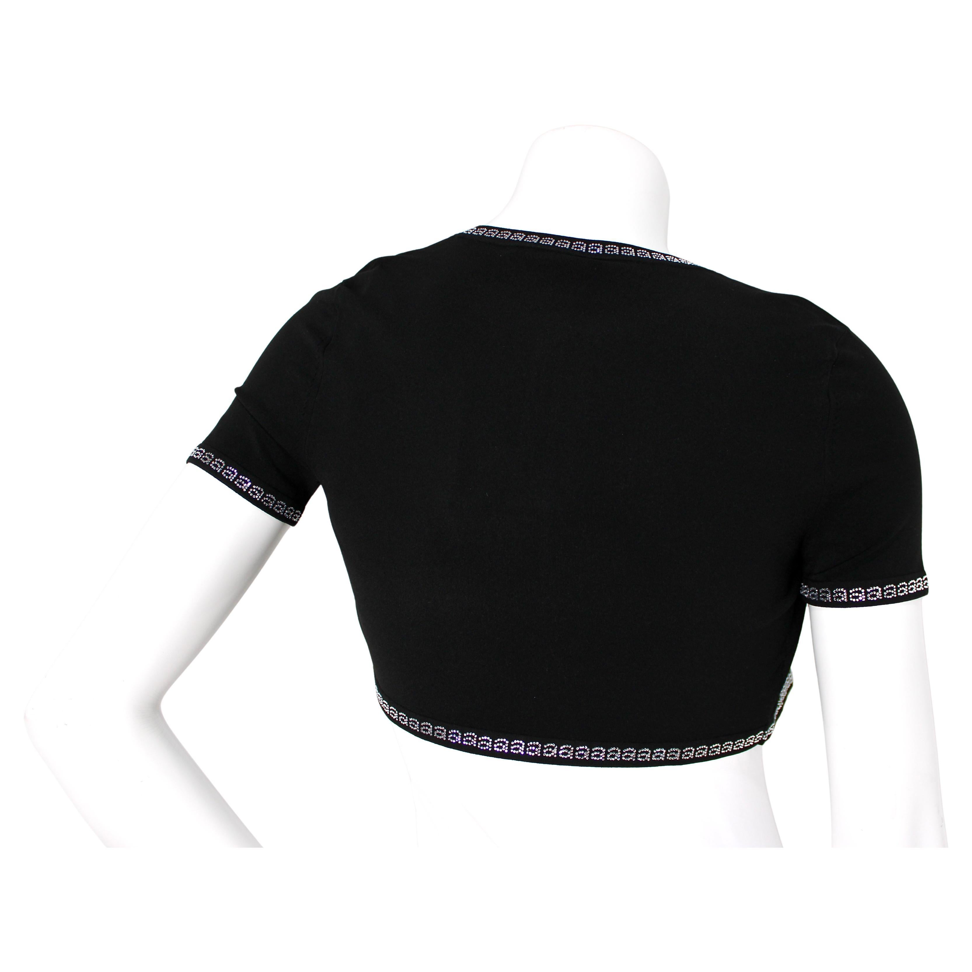 El cárdigan recortado con logo de pedrería de Alexander Wang es una prenda elegante y contemporánea que combina sin esfuerzo el lujo vanguardista con la ropa de calle moderna. Este cárdigan, confeccionado en punto suave de alta calidad, presenta una