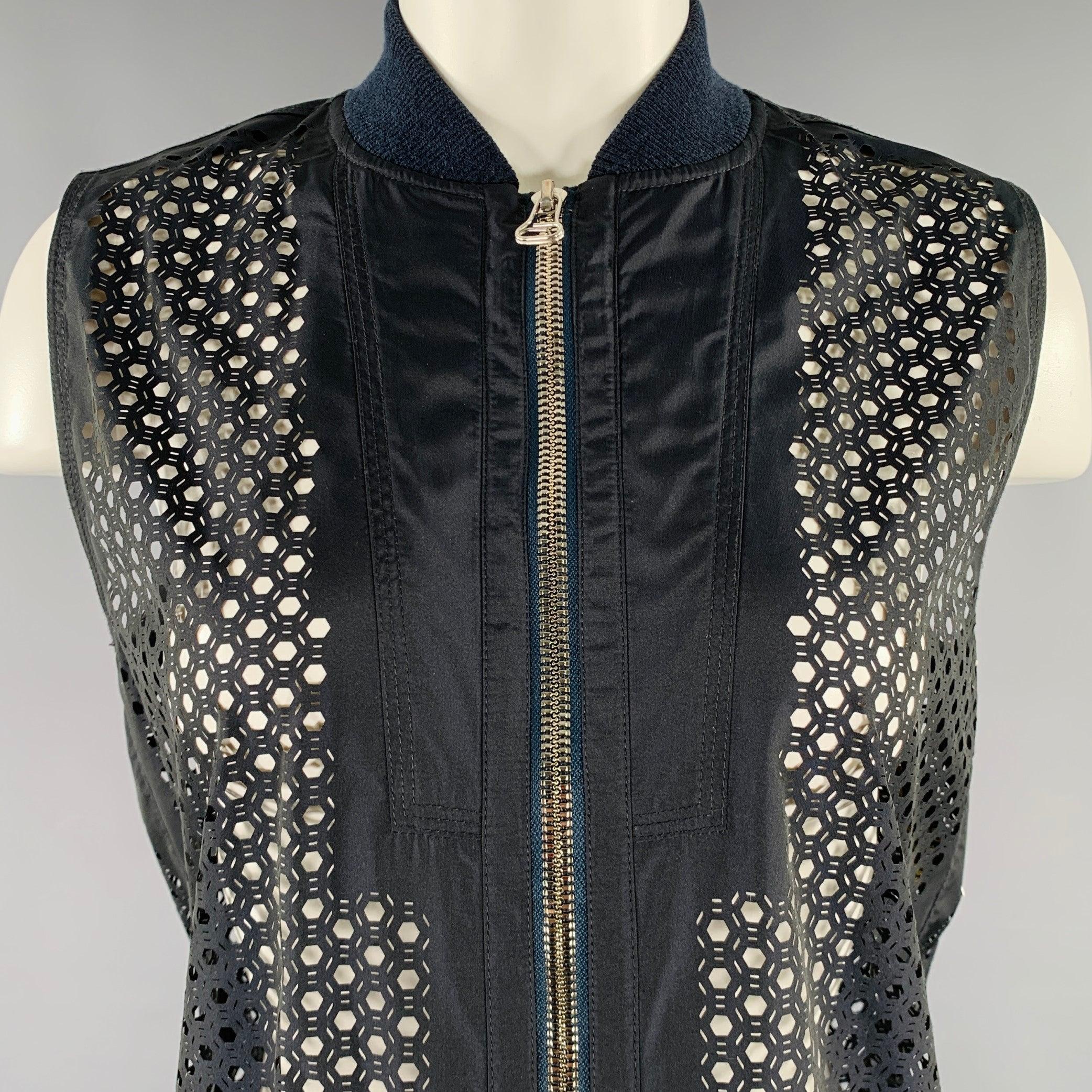 ALEXANDER WANG Weste
aus marineblauem Polyester mit perforiertem geometrischem Muster, geripptem Kragen und Reißverschluss. Ausgezeichneter gebrauchter Zustand. 

Markiert:    

Abmessungen: 
 
Schultern: 13,5 Zoll Brustumfang: 36 Zoll Länge: 26