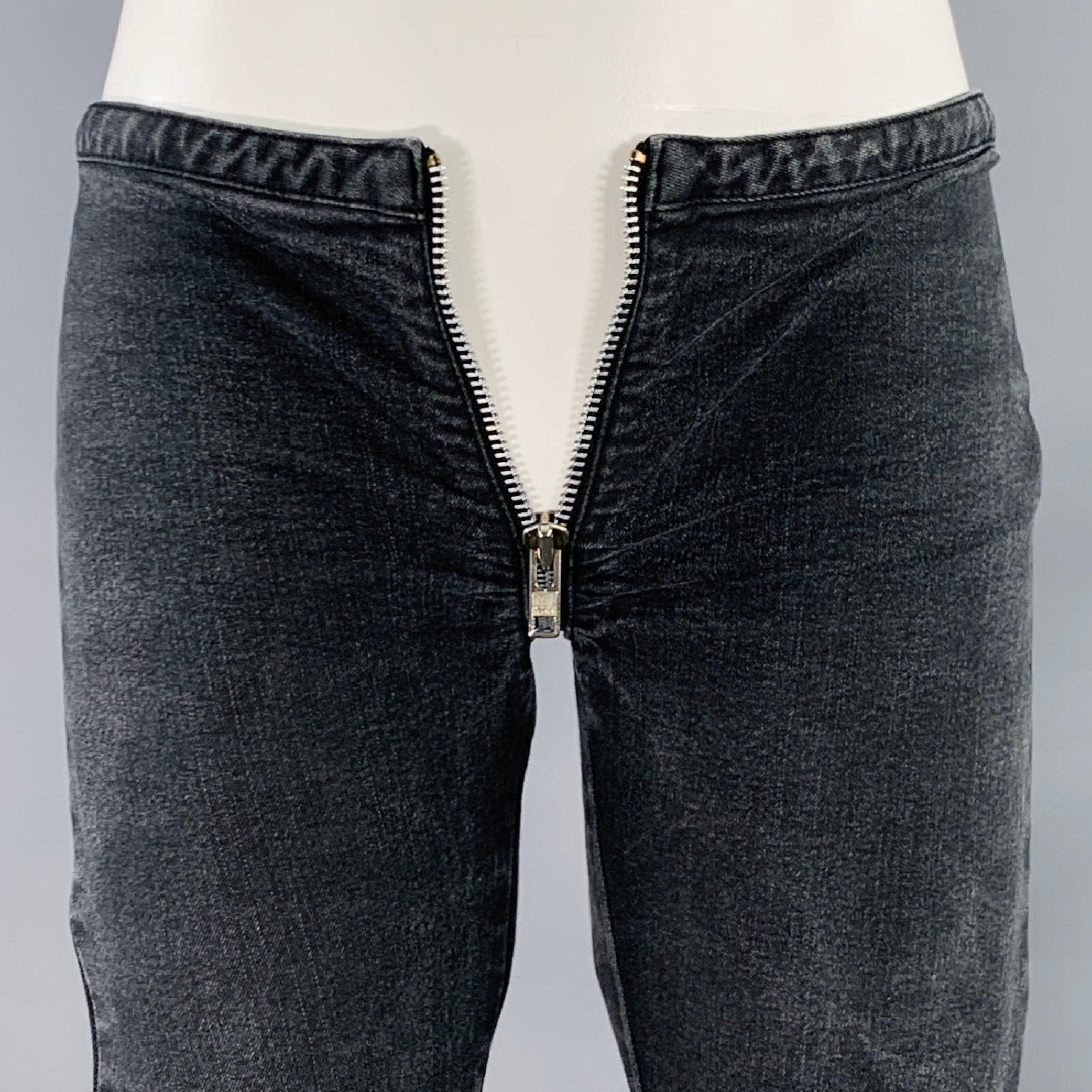 Pantalones informales ALEXANDER WANG
en tejido de mezcla de algodón elástico gris marengo, con puños acampanados, tiro extra bajo y cierre de cremallera en todo el contorno para ofrecerte opciones de estilo versátiles. Fabricado en Japón.Excelente