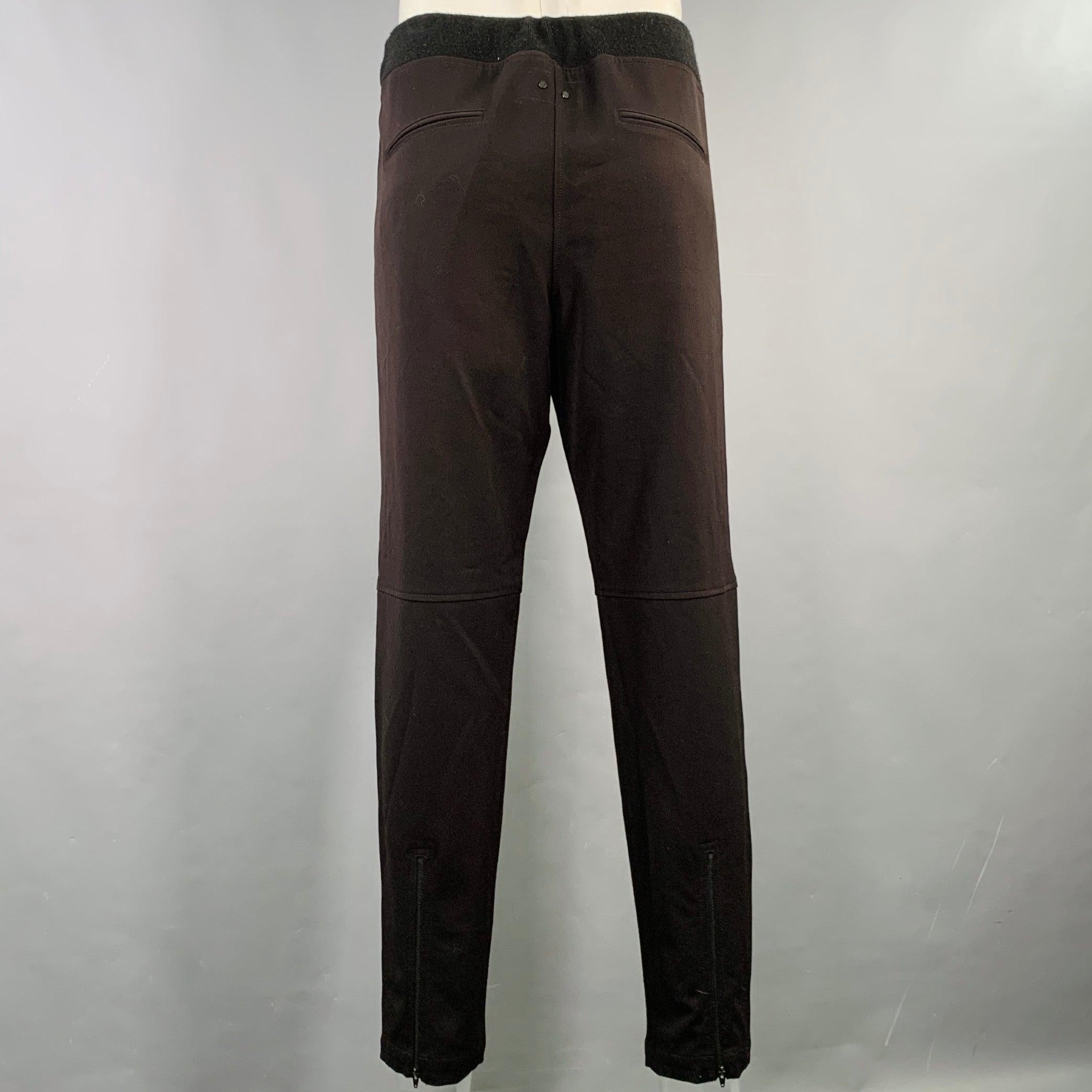 ALEXANDER WANG Freizeithose
aus schwarzem Polyestergemisch mit Jogginghose, elastischem Bund und tailliertem Bein. Sehr guter, gebrauchter Zustand. Leichte Gebrauchsspuren. 

Markiert:   L 

Abmessungen: 
  Taille: 32 - 38 Zoll Steigung: 10,5 Zoll