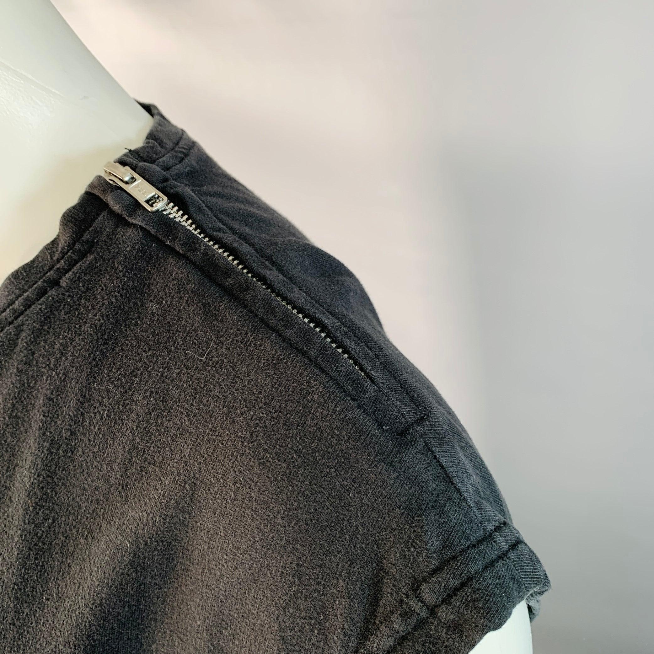 T by ALEXANDER WANG t-shirt
aus schwarzem Baumwolljersey mit silberfarbenem Metallreißverschluss an der Schulter und Rundhalsausschnitt.Guter gebrauchter Zustand. Leichte Verfärbung an der Außenseite, mäßiges Pilling an der Innenseite des