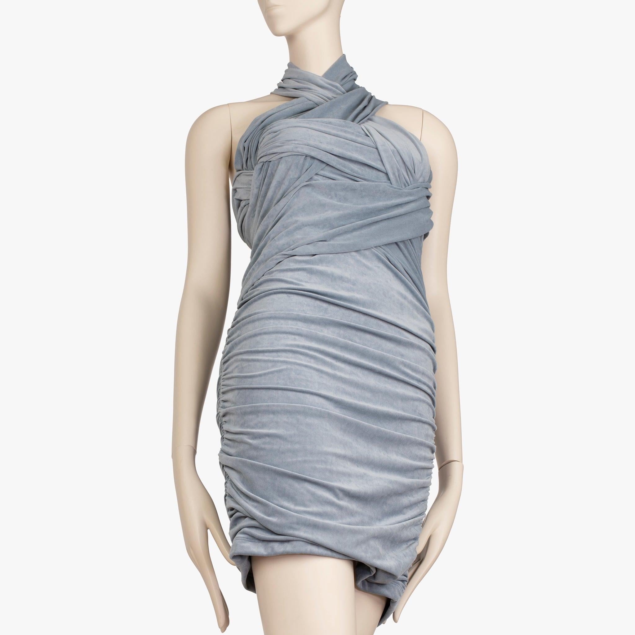 Sculpturale à souhait, cette mini robe Alexander Wang joue avec les proportions et les formes dans un jersey drapé caractéristique. Fabrice est confectionné dans un tissu extensible bleu ardoise et présente une encolure licou enveloppée et un buste