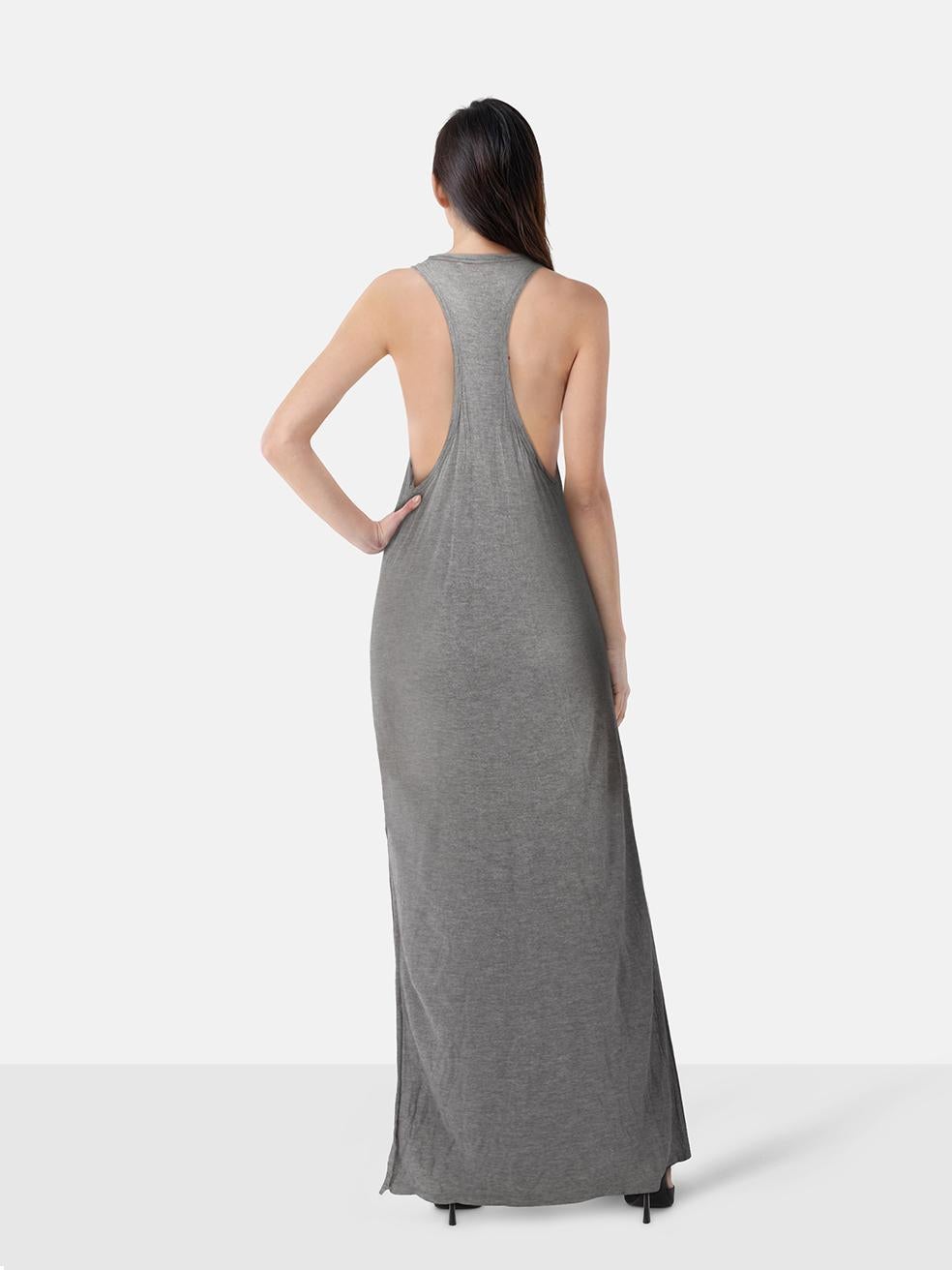 L'ÉTAT est bon. Usure mineure à la robe des deux fentes de couture latérales, de l'ourlet avant et du bas du dos vers l'ourlet où des trous sont visibles sur cet article de revente de designer Alexander Wang d'occasion.
 

 

 

 

 Détails
 

 

